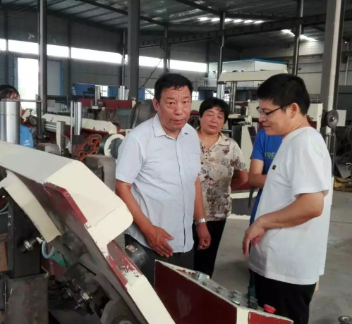 達(dá)爾機(jī)械領(lǐng)導(dǎo)到金鋒鋸業(yè)參觀指導(dǎo)工作